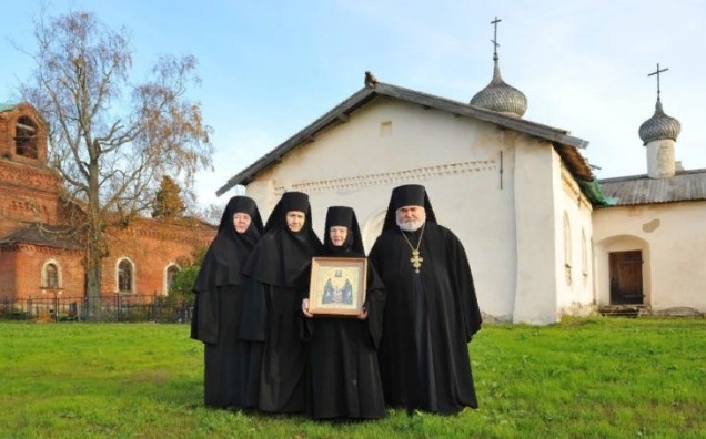 Васильевский погост с церковью святого Василия Кесарийского и церковью Преображения Господня