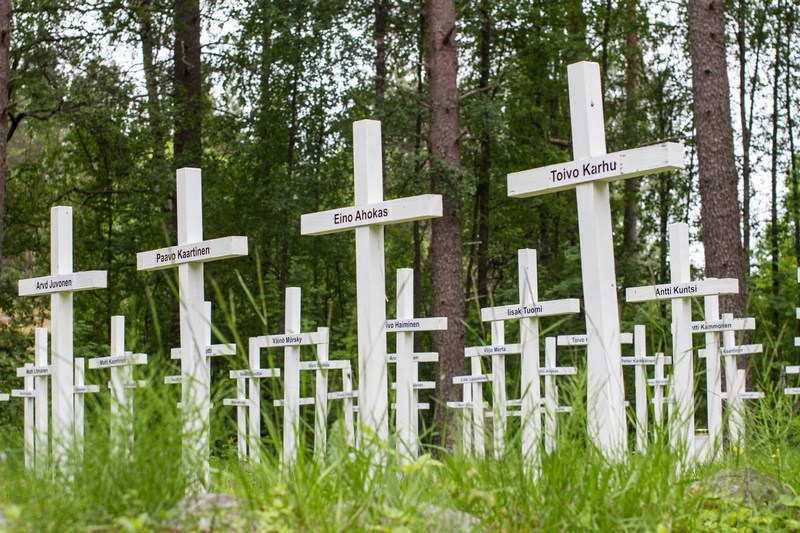 Финское кладбище на территории лютеранской кирхи в Лумиваара