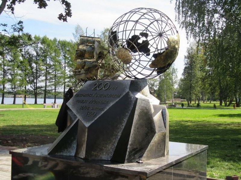Памятник в честь 200-летия открытия Антарктиды